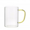 O cană (cupă) din sticlă transparentă cu mâner de sublimare colorat